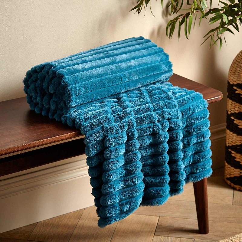 Linen blankets with a rustic and textured lookCosy Ribbed Throw Teal