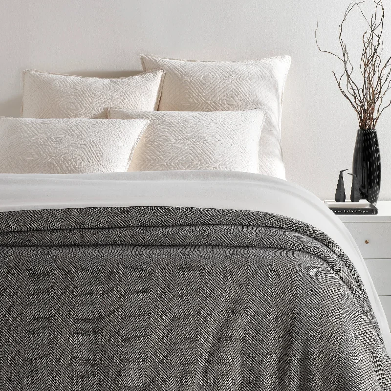 Cashmere blankets for ultimate softness and luxuryHerringbone Black/Ivory Blanket