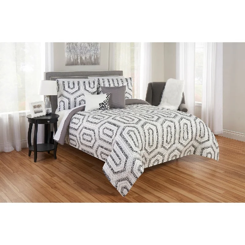 Duck down comforters with a softer feel and good warmth retentionLeopard Maze Print Reversible comforter set