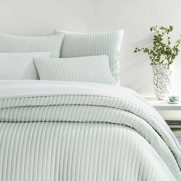 Light - blocking duvet covers for a better sleep during the dayPine Cone Hill Cozy Cotton Quilt